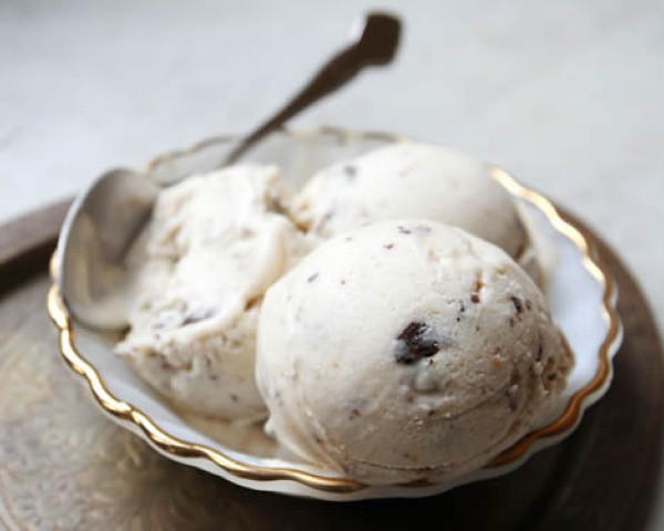 Веган сладолед с фъстъчено масло и парченца шоколад